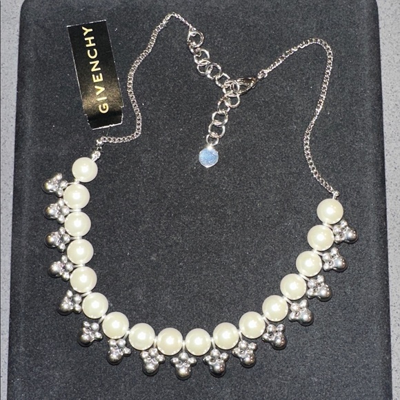 NWT Givenchy faux pearls necklace new with the original tag - Picture 2 of 6